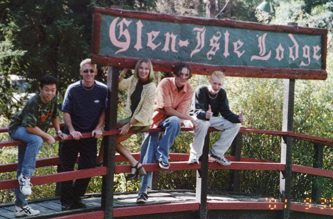 Web_Band_At_Glen_Isle.gif (397802 bytes)